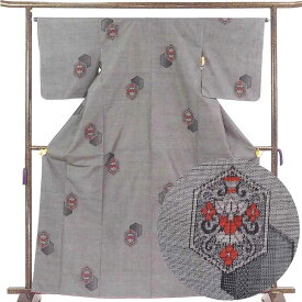 【中古】紬 リサイクル着物 身丈164cm 裄65cm 前幅23cm 後幅30cm 袖丈49cm 袖幅34cm レディース 袷 亀甲 裄Mサイズ 秋冬春用 正絹（シルク）グレー地 トールサイズ 未使用品 リメイク リユース