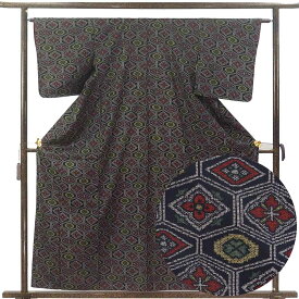 【中古】紬 リサイクル着物 身丈159cm 裄63cm 前幅22.5cm 後幅30cm 袖丈50cm 袖幅32cm レディース 袷 亀甲 裄Mサイズ 秋冬春用 正絹（シルク）ブラック 未使用品 リメイク リユース