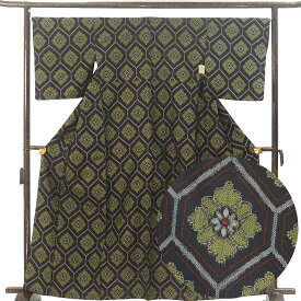 【中古】紬 リサイクル着物 身丈164cm 裄67cm 前幅29cm 後幅30cm 袖丈49cm 袖幅34cm レディース 袷 亀甲 裄長 裄Lサイズ 秋冬春用 正絹（シルク）ブラック トールサイズ やや難 村山大島紬 リメイク リユース