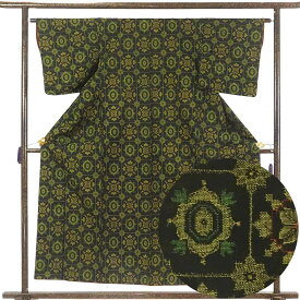 【中古】紬 リサイクル着物 身丈157cm 裄63cm 前幅22cm 後幅29cm 袖丈47cm 袖幅33cm レディース 袷 連続模様 裄Mサイズ 秋冬春用 正絹（シルク） ブラック 未使用品 村山大島紬 リメイク リユース