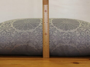 中わたには、木綿わたを使用しています。ヘタリにくく、かさ高も十分あります。また、ポリエステルや、ウレタンのようにふわふわせず、落ち着いた感じの座り心地です。夏のご仏前座布団。お盆の法要にも安心してご使用いただけます。