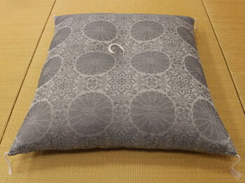 中わたには、木綿わたを使用しています。ヘタリにくく、かさ高も十分あります。また、ポリエステルや、ウレタンのようにふわふわせず、落ち着いた感じの座り心地です。夏のご仏前座布団。お盆の法要にも安心してご使用いただけます。