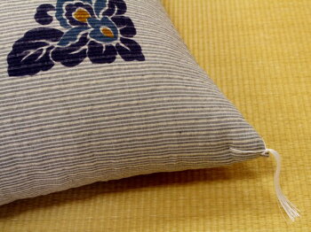 中わたには、木綿わたを使用しています。ヘタリにくく、かさ高も十分あります。また、ポリエステルや、ウレタンのようにふわふわせず、落ち着いた感じの座り心地です。夏のご仏前座布団。お盆の法要にも安心してご使用いただけます。