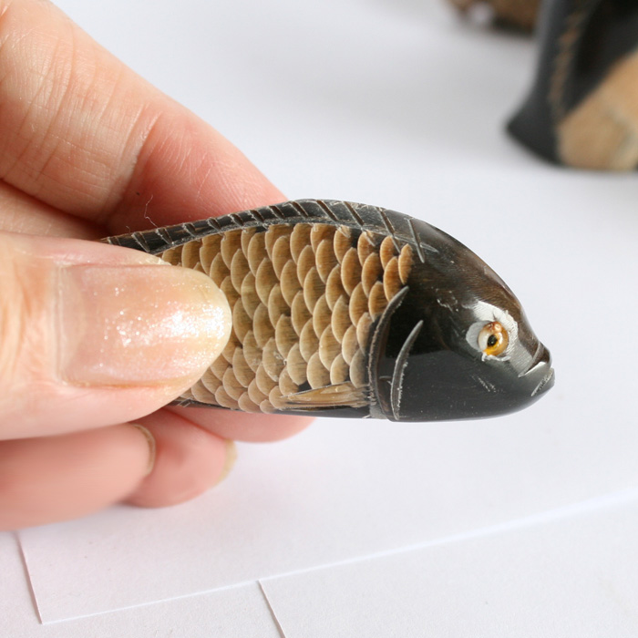 彫刻置物(水牛の角）1個細かく彫刻されたお魚さん置物・小さなサイズプレゼントに | BCD SHOP