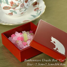 【伝統工芸 手描き】猫 蒔絵 角ボンボニエール 朱漆塗り 越前漆器 日本製 漆器 小物入れ アクセサリーケース 菓子器 変色しないアルミ蒔絵 ジュエリーボックス 縁起物 猫グッズ 猫好き プレゼント ギフト お祝い 敬老の日 母の日 海外 手土産 あたかや