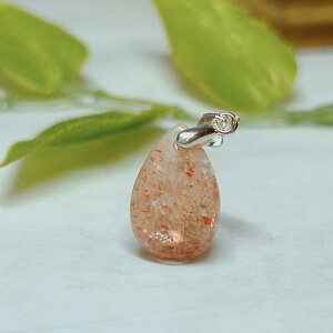 No.�yE6523�z�L���L�������Y�x���[�T���X�g�[���y���_���g��Raspberry Sunstone Pendant ���V�R�΁��A�N�Z�T���[
