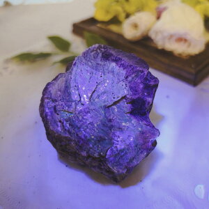 No.【E6711】ブルーアンバー*青い蛍光が美しい*琥珀*アンバー*天然石*樹脂の化石*化石