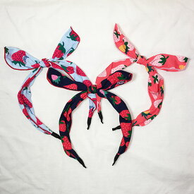 子供用カチューシャ ストロベリー柄 イチゴ柄 子供用ヘアアクセサリー ソフトワイヤー入り リボンがピンと立つ りぼんがピンとして可愛い カジュアル 普段使い 女の子 おしゃれ【メール便送料無料】