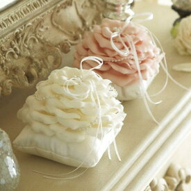 【10日20時〜P10倍+200円クーポン】 エンジェル・クッション フラワータイプリングピロー アイボリー ホワイト 【完成品】 結婚式 リングピロー ウェディングベアー 引き出物 引菓子 招待状 手作り 席次表 席札 ペーパーアイテム