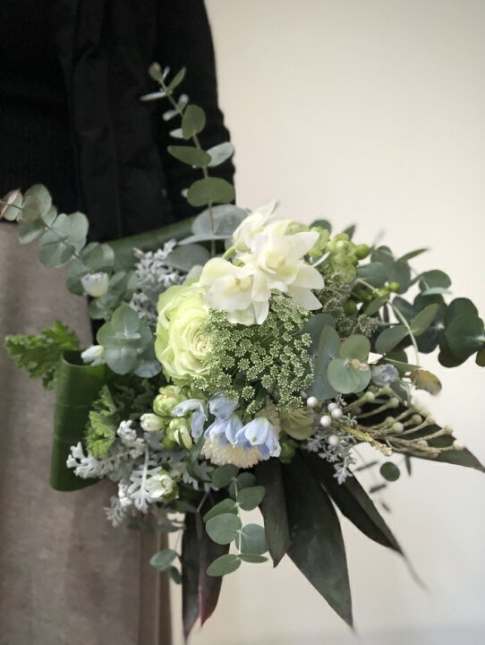 楽天市場 フローリストマイスターが作る 白グリーン 花束 花 ギフト プレゼント 送料無料 誕生日 御祝 結婚記念日 送別会 入学祝 卒業祝い 斬新で大人っぽい おしゃれ モダン ヨーロピアンアレンジ 花匠美ブランド 誕生日 開店祝い お悔やみ 花匠美