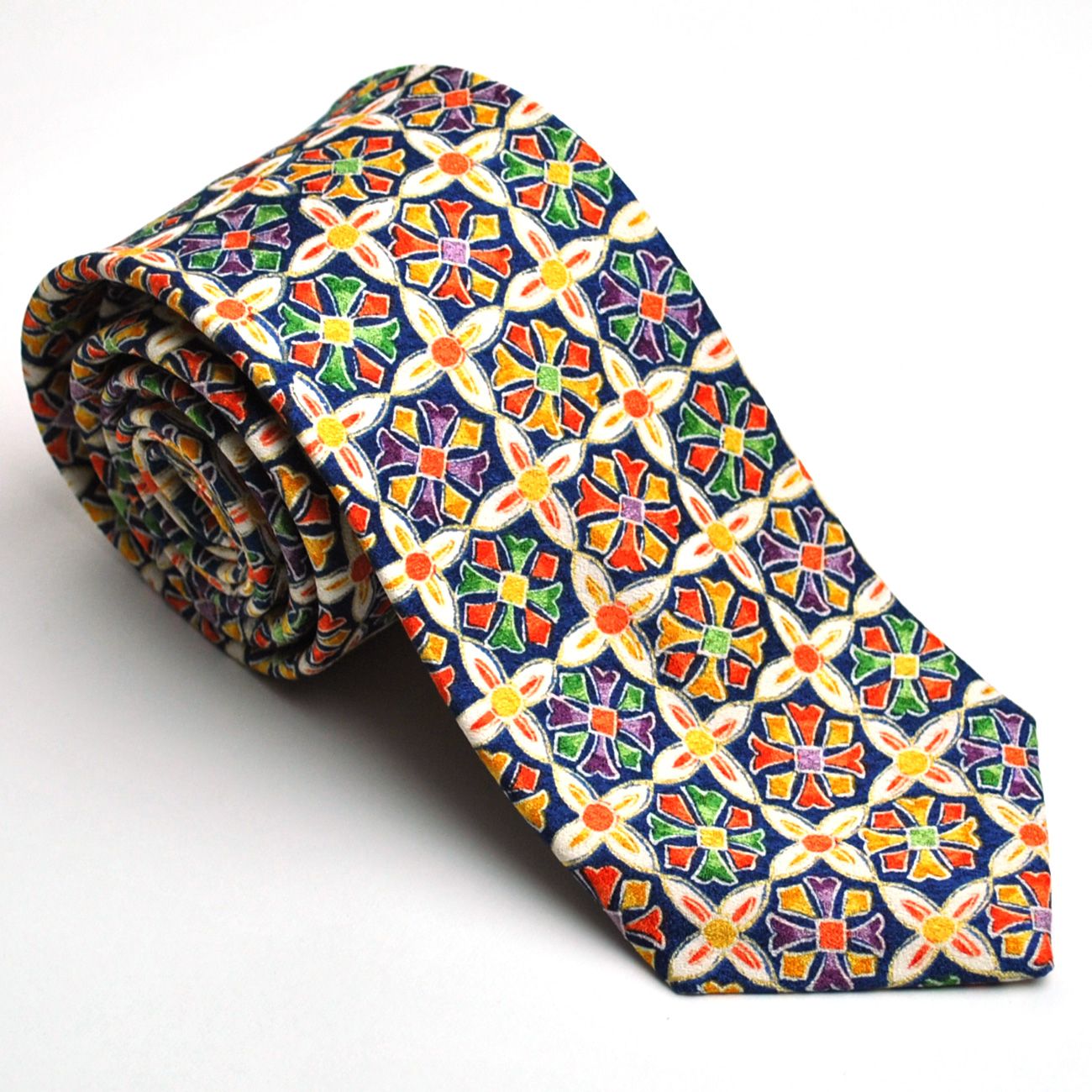 和柄ネクタイとしては大剣幅7.5cmのややナロータイでカラフルな花格子