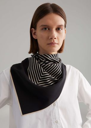 公式ショップ 67％以上節約 TOTEME トーテム Centered monogram silk scarf スカーフ taiyou-k.biz taiyou-k.biz