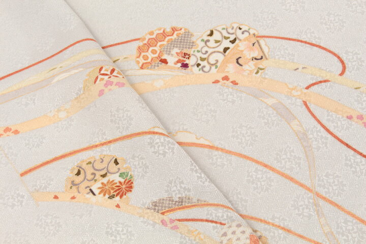 楽天市場 丹後ちりめん 手挿し京友禅 特選付下げ着尺 反物 白鼠色 シルバーホワイト 鬘帯 かずらおび 組紐雪輪文 地紋入り 紗綾形に花 きもの 和 なごみ