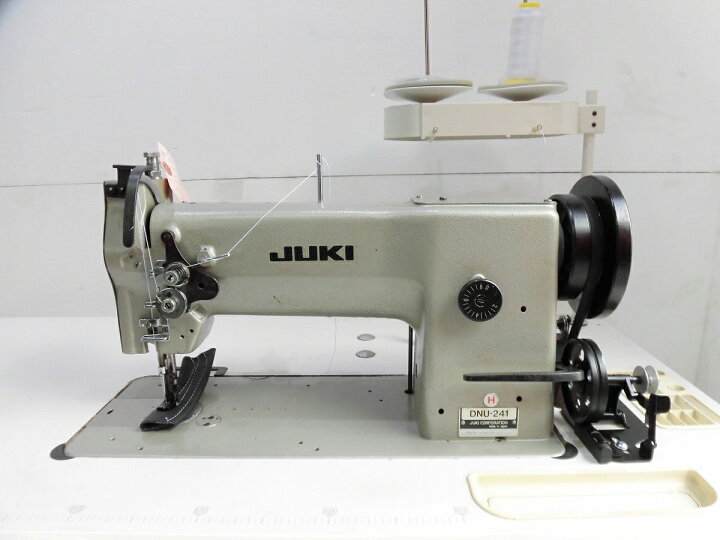 【中古】日本製 ジューキ JUKIミシン1本針総合送り大釜厚物用ミシン モデルＮＯ−DNU-241-H型 頭部のみ テーブル・脚・モーターは別お見積りとなります。「縫製品により異なるため。」  ミシン屋さん117