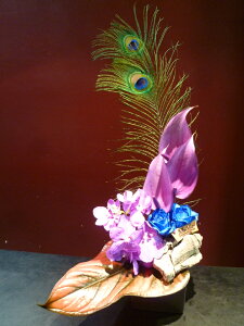 【アレンジメント】青いバラ 孔雀の羽 紫アンスリウム 蘭 バンダ 薔薇 コルク ブロンズリーフ