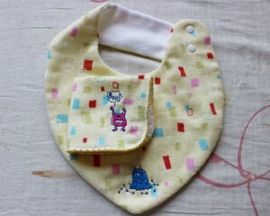 【ポスト便OK】Pocke/ポッケ 今治のタオル雑貨 2点セット(スタイ+ハンカチ)ガーゼ・コットン100% 赤ちゃん・よだれかけ 男の子・女の子/出産祝い 手書き風のプリント/薄黄色・Boo【