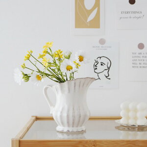 おしゃれインテリアなピッチャー型フラワーベース、花瓶にしなくても置いて飾るだけで素敵なのは？