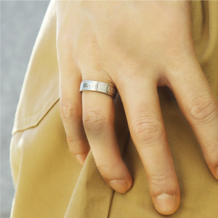 楽天市場 指輪 メンズ シルバーリング ブラック サージカルステンレス ローマ数字 艶あり 太め エンボスマット仕上げ プレゼント 記念日 重ね付け ポーチ 磨き布 プレゼント おしゃれ オシャレ 人気 シンプル 男性 韓国 ファッション メール便で送料無料 クローザ
