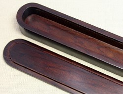 くり抜きの天然木製です