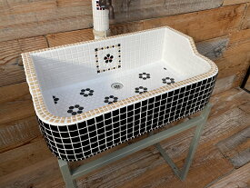 ガーデンシンク タイルシンク タイル流し台 昭和レトロ モザイクタイル 作善堂 外流し 防水 抗菌 洗面ボウル ガーデンパン 庭 手洗い 小型 店舗 屋内 カフェ 流し トイレ ガーデニング レトロ 可愛い おしゃれ 人気 モザイク 美濃焼 家 リフォーム 暮らしの道具