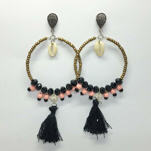 大きめシェルフープピアス【ブラジルアクセサリー】タッセル付き | ブラック