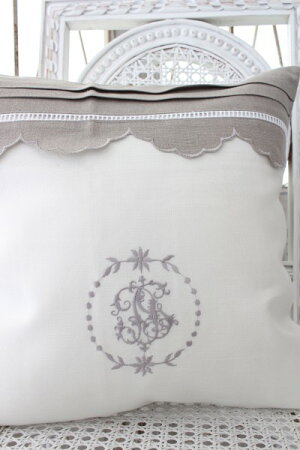 【全品8%引き中】フランスから届くフレンチリネン(クッション・ホワイト×グレースカラップ)中綿(パンヤ付き)【BlancdeParis】クッション40cm角モノグラム刺繍シャビーシックアンティーク風フレンチカントリーフランス
