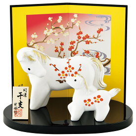 陶器製　干支の置物　午年　お正月飾り　昭峰作　開運紅梅福午親子　〈2026年 二〇二六年 令和8年 令和八年 馬年・うま年 新年 迎春 十二支・十二獣 干支飾り 玄関飾り 室内飾り コンパクト 陶器人形 和のインテリア・お飾り〉