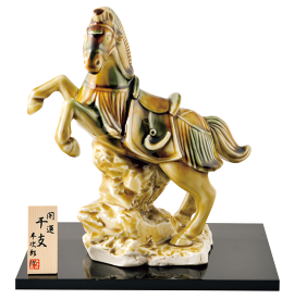 陶器製　干支の置物　午年　お正月飾り　昭峰作　開運唐三彩福翔飾り午　〈2026年 二〇二六年 令和8年 令和八年 馬年・うま年 新年 迎春 十二支・十二獣 干支飾り 玄関飾り 室内飾り コンパクト 陶器人形 和のインテリア・お飾り〉