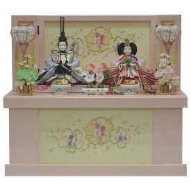 送料無料　秀山作　雛人形　衣裳着親王　木製収納台(刺繍小花桜・ベビーピンクラメ塗り)飾り　芥子親王(刺繍衣装・極上本頭)　コードレス雪洞　〈お雛様 おひな飾り お殿様 お姫様 雛祭り 衣裳着雛人形 ひな人形 親王飾り 収納タイプ 収納飾り〉
