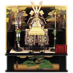 送料無料 鈴木利光監製 久月作 五月人形 彫金仁王 正絹緋縅 12号大鎧 新松鷹屏風 木製高床台飾り 〈東京久月 浅草橋久月 5月人形出し飾り 鎧兜飾り 鎧出し飾り よろいかざり 甲