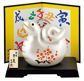 陶器製　干支の置物　巳年　お正月飾り昭峰作　開運銀彩福梅巳（ラインストーン）　〈コンパクト 2025年 二〇二五年 令和7年 令和七年 蛇年 新年 迎春 十二支・十二獣 み・へび・ヘビ 干支飾り 玄関飾り 室内飾り 陶器人形 和のインテリア・お飾り〉