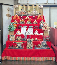 送料無料　東玉監製　京びな安藤・安藤桂甫作　雛人形　衣装着十五人揃い　緋毛氈木製七段飾り　〈伝統的 存在感 ひな人形 お雛様 お雛さま 雛祭り 三月三日 桃の節句 衣裳着人形 赤毛氈飾り 三人官女 五人囃子 随臣 左大臣 右大臣 三人仕丁 15人飾り〉