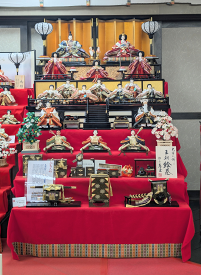 送料無料　東玉作　雛人形　大宮人　衣装着十七人揃い　緋毛氈木製七段飾り　【藤原】　〈伝統的 存在感 ひな人形 お雛様 お雛さま 雛祭り 三月三日 桃の節句 衣裳着人形 赤毛氈飾り 三人官女 七人囃子 随臣 左大臣 右大臣 三人仕丁 17人飾り〉