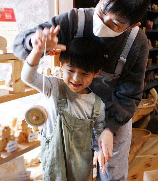 楽天市場 名入れ可 色変わりヨーヨー 木のおもちゃ 知育玩具 男の子 女の子 赤ちゃん おもちゃ 日本製 1歳 プレゼント ランキング 2歳 3 歳 4歳 5歳 6歳 7歳 8歳 幼児子供 高齢者 小学生 誕生日ギフト インテリア 紐通し 木のおもちゃ製作所 銀河工房
