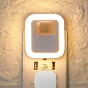 【2025年最新・PSE認証済】人感センサーライト室内用足元灯明るさ10段階・点灯時間4モード・折りたたみプラグ搭載コンセント式高齢者の夜間トイレ対策寝室/廊下/トイレに最適(オレンジ)