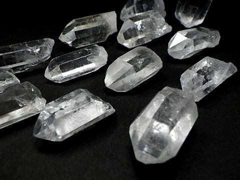 天然水晶 １００ｇパック クリスタル ナチュラルクォーツ 水晶ポイント 石英 原石 Sサイズ ブラジル鉱山直輸入 全国送料無料 |  YUGOSTAR（ユーゴスター）