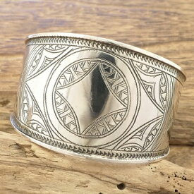 Tuareg Silver(トゥアレグ シルバー)バングル メンズ 太め 幅太シルバー 燻し 平打ち 手彫りトゥアレグ族 遊牧民 サハラ砂漠 アフリカ 民族ハンドメイド ジュエリー アクセサリーTA-250【送料無料】【1点もの】