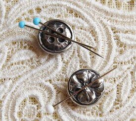 ピンクッション マグネットタイプ 2個セット ボタン＆花 ピューターで飾られたイギリスのお裁縫道具 磁石の針山ニードルマインダー　Needle Minder