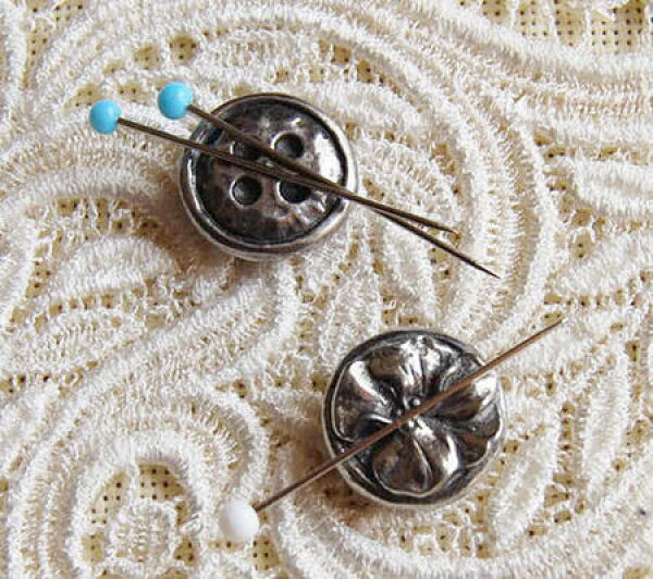 ピンクッション マグネットタイプ 2個セット  ボタン＆花  ピューターで飾られたイギリスのお裁縫道具  磁石の針山 ニードルマインダー　Needle Minder