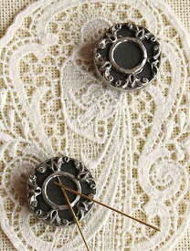 ピンクッション マグネットタイプ 2個セット ピューターで飾られたイギリスのお裁縫道具 磁石の針山ニードルマインダー　Needle Minder