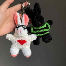 キーホルダーぬいぐるみ かわいい ウサギ ペンダント バッグ チャーム ハート マフラー ボーダー ホワイト ブラック ブルー