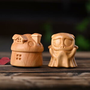 置物 木製 桃の木彫刻 ハロウィン ゴースト クリスマス 煙突小屋 卓上 ミニチュア ホーム インテリア 装飾品 かわいい 小物 飾り パーティー イベント ギフト