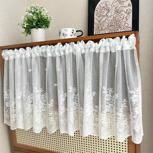 カフェカーテン 白 ホワイト レース 田園風 カントリー調 ナチュラル ショート丈 ハーフ丈 キッチン 玄関 ドア 出窓 本棚 書棚 目隠し 半遮光 穴あけ不要 マジックテープ 面ファスナー かわ