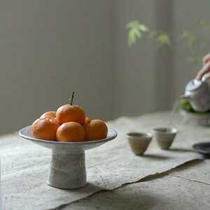 果物皿 脚付き 陶磁器製 禅風 和モダン レトロモダン ヴィンテージ風 茶菓子器 ドライフルーツ 点心盛り皿 茶道 来客 おもてなし 茶卓 ディスプレイ ブラック ホワイト シック 上品