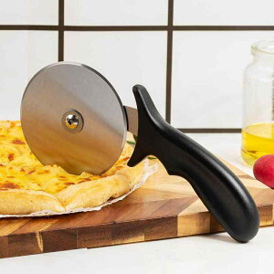 ピザカッター ステンレス 家庭用 ローラー式 丸型 おしゃれ ロングハンドル 製菓道具 パン生地 パイ生地 クッキー生地 ドルチェ ピザナイフ 簡単 便利 キッチンツール 調理器具 ブラック イ