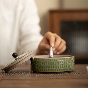 灰皿 陶器製 蓋付き 飛散防止 大容量 おしゃれ レトロ アンティーク調 高級感 家庭用 リビング オフィス 室内用 シンプルデザイン グリーン系 アイボリー系 ゴールド系 ブラウン系 アッシュ