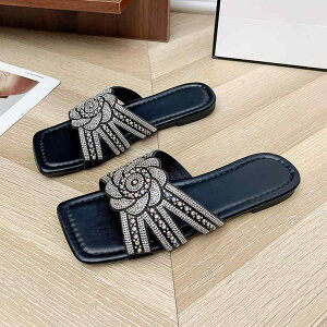 サンダル レディース スクエアトゥ ワンストラップ ラインストーン 平底 フラットヒール 日常使い カジュアル 普段使い 大きいサイズ ゆったりサイズ PUレザー 欧米風 おしゃれ 黒 アイボリ