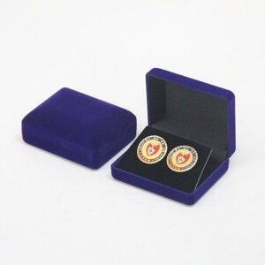 コレクション ディスプレイケース バッジ ブローチ メダル ジュエリー アクセサリー収納 植毛 スエード調 ダブルバッジ ペア収納対応 高級感 立体ディスプレイ 記念品保管 プラスチック製