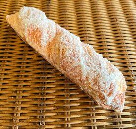 【イチゴツイスト（小）】イチゴペーストを何層にも折り込みふわふわに焼き上げた菓子パン