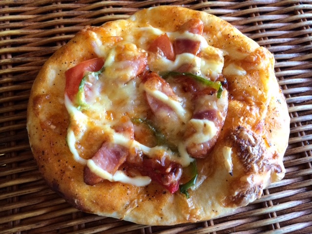 【ピザパン】トマト・玉ねぎ・チーズ・ソーセージの一人分ピザ | 京都パン屋GREEN